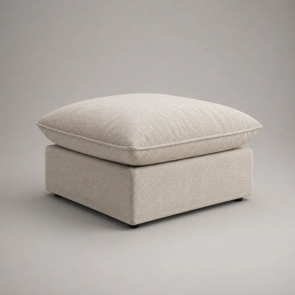 Quadratischer Fußhocker aus Holz mit Bouclé-Bezug in Creme, 70 × 70 × 48 cm